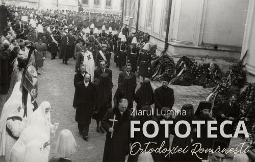 Cortegiul funebru în jurul catedralei patriarhale