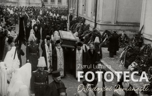 Cortegiul funebru în jurul catedralei patriarhale