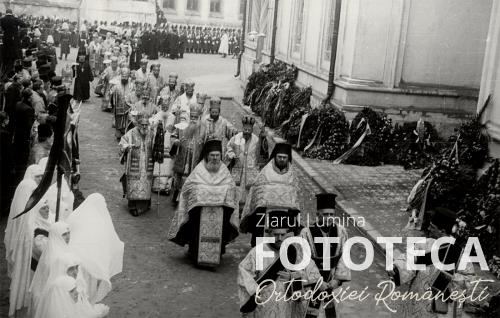 Cortegiul funebru în jurul catedralei patriarhale